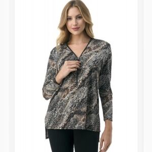 NWT Ariella Snake Print Zipper Top